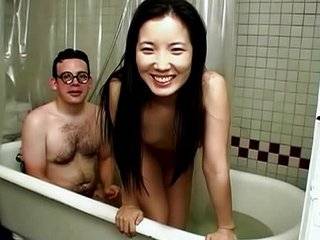 Азиатку ебут в ванне скачать бесплатно